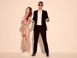 Cantante causa polémica con su video junto a modelos desnudas