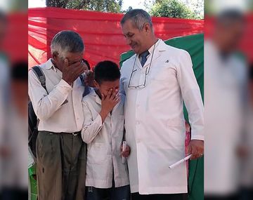 Efraín y su abuelo se emocionaron hace un año al recibir el diploma de honor.