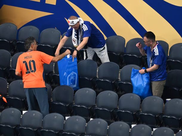 Ya es costumbre: los hinchas japoneses limpiaron las tribunas tras su debut mundialista