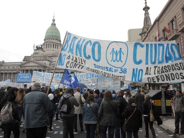 Caos de tránsito en Congreso por una protesta de bancarios