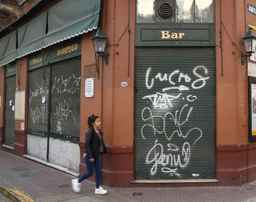Peligra la continuidad del histórico bar Plaza Dorrego en San Telmo