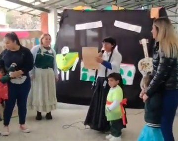 Una docente recitó un polémico Aro Aro en un acto escolar