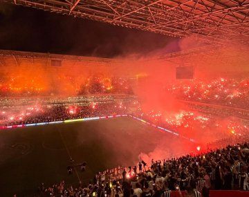 Infernal recibimiento de los hinchas del Mineiro antes de enfrentar a River
