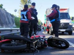 un motociclista quedo con fractura expuesta en la general paz tras chocar con un auto un motociclista quedo con fractura expuesta en la general paz tras chocar con un auto