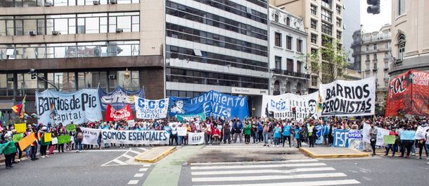 Movimientos sociales marcharon por un reconocimiento para trabajadores de merenderos y comedores