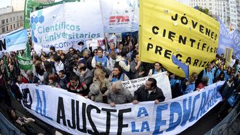 Investigadores y estudiantes protestaron fente al Congreso contra el recorte en el presupuesto de ciencia. Investigadores y estudiantes protestaron fente al Congreso contra el recorte en el presupuesto de ciencia.