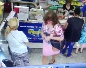 Descuidista y víctima frente a la cámara de seguridad