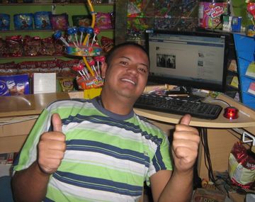 El kiosquero está contento