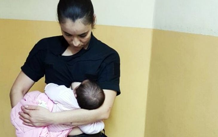 La mujer amamantó durante dos horas a la bebé