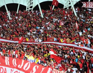 Tres jóvenes jugaban al Pokémon Go y fueron atacados por barrabravas