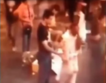 Discutió con su novio y se desnudó 