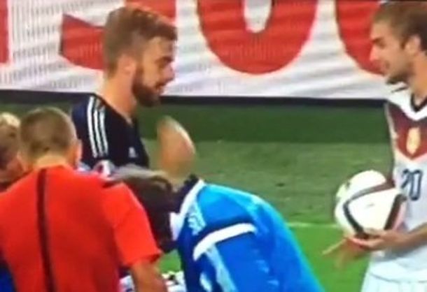 Como chicos: dos rivales juegan al piedra, papel o tijera en medio de un partido