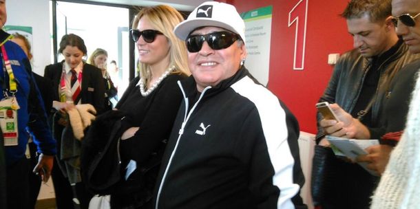 Maradona, un hincha más en el estadio alentando a Los Pumas