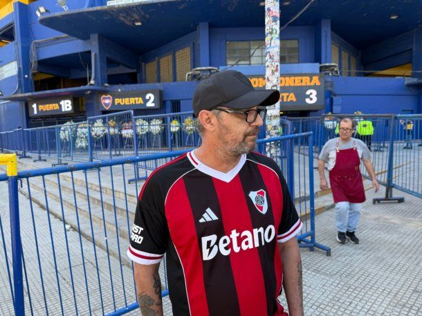 Trascendió los colores: un hincha de River le dejó flores a Miguel Ángel Russo en La Bombonera