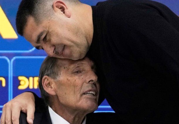 Riquelme y el abrazo del oso. Riquelme y el abrazo del oso.