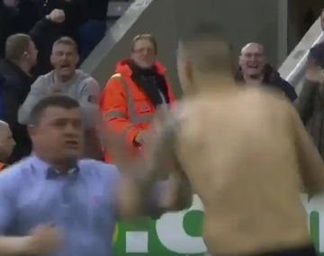 Quiso festejar un gol con un jugador