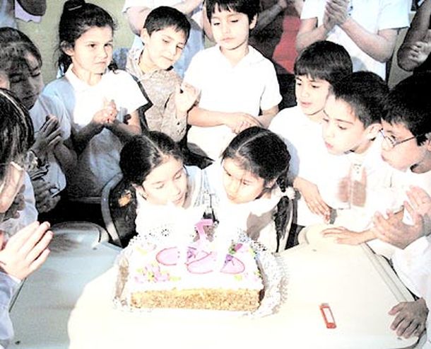 Luz y Milagros pidieron que arreglen el patio y el baño de su colegio