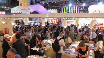 por que se celebra hoy el dia internacional del libro: los autores mas populares en argentina