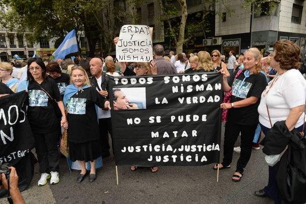 En silencio, Nisman fue recordado por su familia, fiscales y políticos