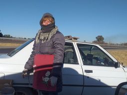 Se jubiló como docente y vende café en la ruta