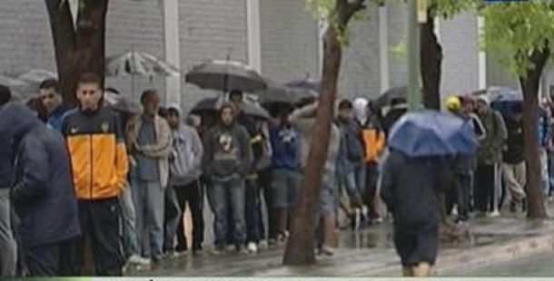 La lluvia no los frenó: hinchas de Boca reventaron las boleterías