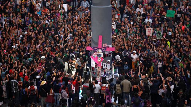 Para concienciar sobre los feminicidios y la violencia a la mujer se realiza en el 2020 un paro nacional de mujeres.