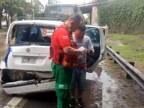 Fuerte choque en la General Paz entre dos colectivos y un auto dejó varios heridos