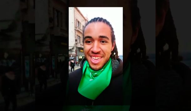 ¿Celeste o verde? La insólita explicación del chico que estuvo en las dos marchas