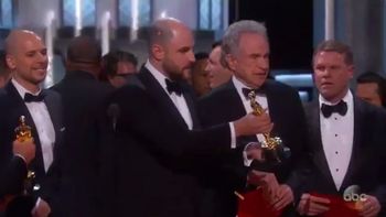 Anunciaron a La La Land pero el Oscar era para Moonlight Anunciaron a La La Land pero el Oscar era para Moonlight