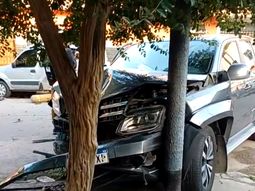 una camioneta fuera de control choco varios autos estacionados en lugano una camioneta fuera de control choco varios autos estacionados en lugano