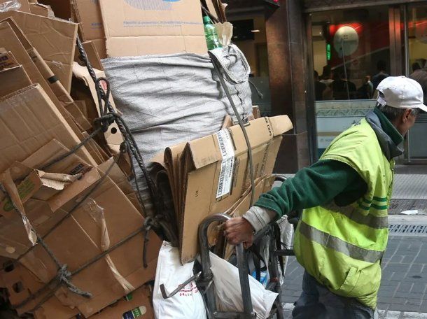 Los recicladores, en rojo: el kilo de cartón se desplomó y ganan mucho menos
