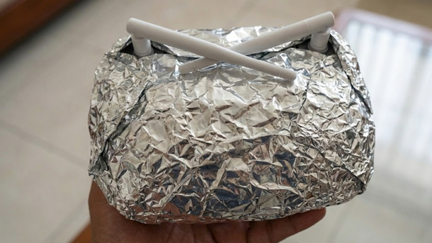 Módem envuelto en aluminio