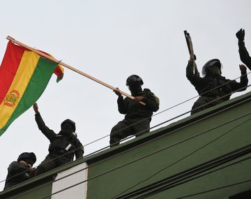 Los policías colgaron banderas bolivianas en las vallas que protegen el Palacio Presidencial