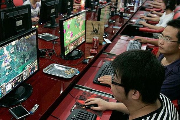 Un hombre muere de agotamiento en un cyber café: no paraba de jugar