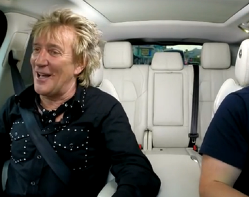 Rod Stewart hace karaoke en un auto
