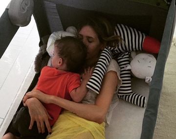 La tierna foto de Guillermina y Lorenzo en pleno colecho