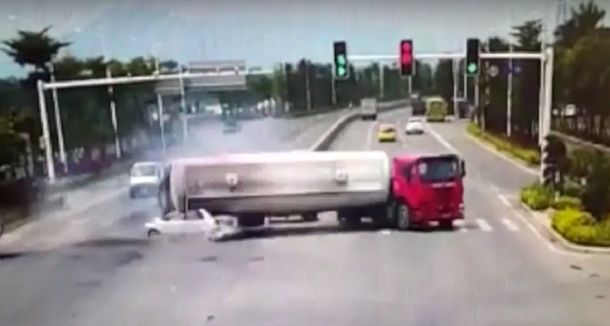 VIDEO: El escalofriante momento en que un camión cargado de cemento aplasta un auto