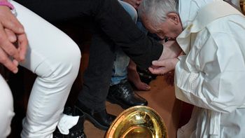 El papa rancisco lavó los pies de doce presos, entre ellos un argentino El papa rancisco lavó los pies de doce presos, entre ellos un argentino