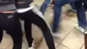 brutal pelea entre mujeres en un local brutal pelea entre mujeres en un local