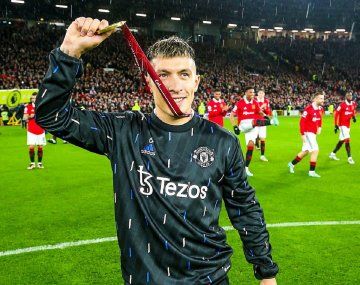 Los hinchas del United homenajearon a Lisandro Martínez con una curiosa bandera