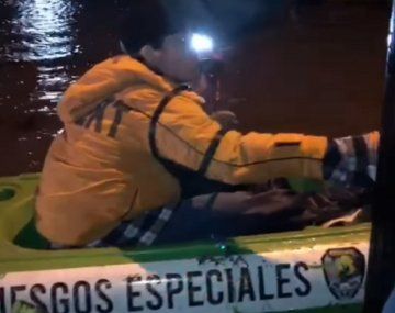 Mar del Plata: rescatan en kayak a pasajeros de un colectivo inundado