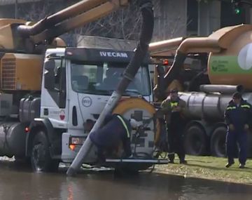 La avenida Dorrego debió ser interrumpida por el agua