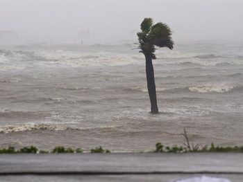 Isaac disminuyó su fuerza y se convirtió en tormenta tropical