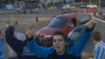 los hinchas festejaron mas de ocho horas en el obelisco los hinchas festejaron mas de ocho horas en el obelisco