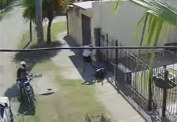 VIDEOS: Los mismos motochorros que le robaron a una joven también atacaron a un dirigente político en Villa Luzuriaga