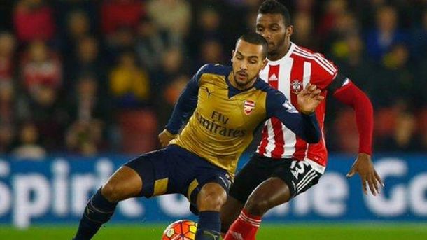 Un holandés hizo un golazo de tres dedos para amargar al Arsenal