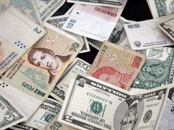 Dólares y pesos Dólares y pesos