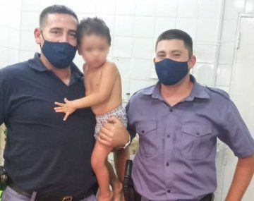 Dos policías le salvaron la vida a un niño de 2 años que convulsionaba