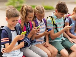 Los niños y el celular, una de las grandes problemáticas a la que se enfrentan los padres de hoy