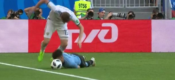 VIDEO: ¡Garra uruguaya y bostera! Nahitan Nández trabó con la cabeza ante Rusia
